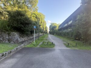 清和院御門の北にある砂利道の区間