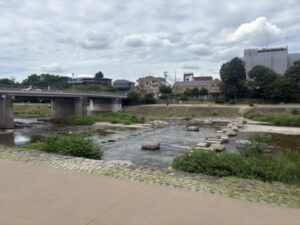荒神橋の少し北にある鴨川の飛び石