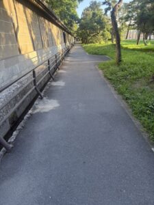 車道から離れた京都御苑の塀ぞいの歩道