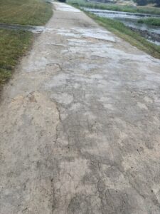 北山大橋より北の砂道になった賀茂川沿いの道
