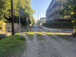 砂利道が終わり舗装路に戻る地点