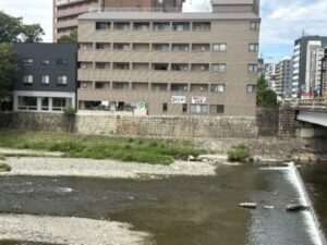 五条大橋より南の鴨川西岸｜歩道が途切れている