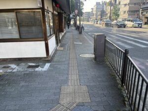 烏丸丸太町の交番前。歩道がかなり狭くなっている