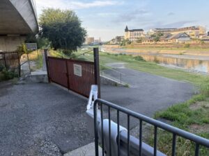 東山橋のところにある鴨川沿いへの入口|門の横から入れる