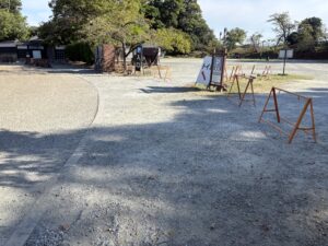 彦根城の内堀ぞいにある大きな駐車場