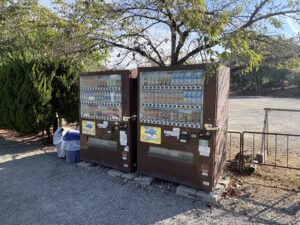 内堀ぞいの駐車場の自販機