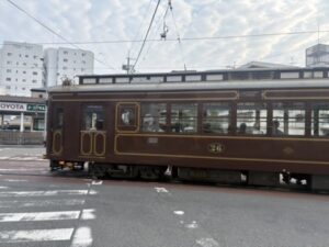 西大路三条付近を走る嵐電(京福電鉄)の車両