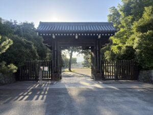 幕末の蛤御門の変で知られる京都御苑の蛤御門