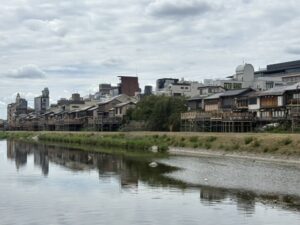 三条大橋から四条大橋の間に並ぶ鴨川の納涼床