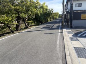 立花町西から先の外堀ぞいの通り|歩道が狭い