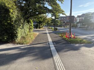 護国神社前の道路|歩道が広く走りやすい