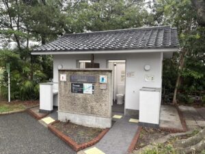 北大路橋横のトイレ