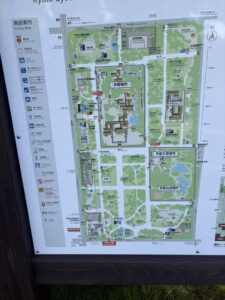 京都御苑の案内図の拡大。御門と施設の配置