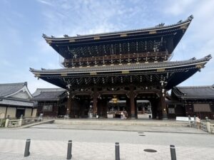烏丸通りに面した東本願寺の御影堂門