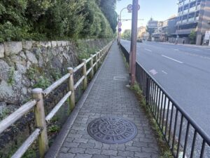 烏丸通の歩道。幅がそれほど広くない