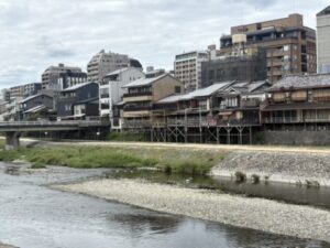 四条大橋より南に並ぶ鴨川の納涼床