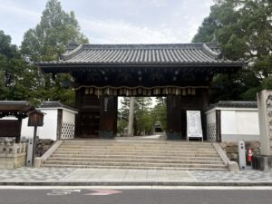 御香宮神社の入口の門