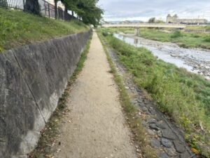 北泉橋すぐの高野川東岸の道