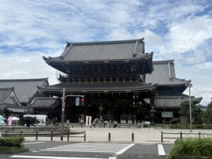 東本願寺の御影堂門。高さ27mほどの大きな木造の門