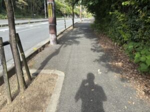 日ノ岡の上り坂の歩道