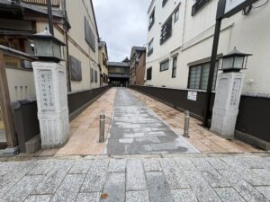 宮川町歌舞練場の入口