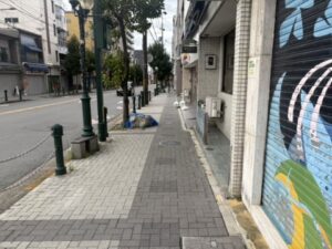 千本通の狭い歩道