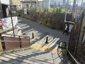 油小路歩道橋を渡ったところ