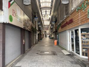 出町桝形商店街のアーケードの中