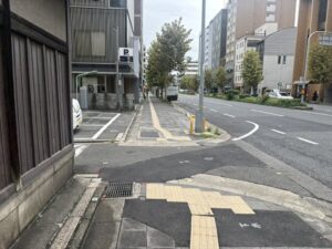 烏丸五条の少し南。歩行者が少なくなった烏丸通