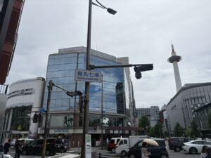 烏丸七条交差点と京都タワー