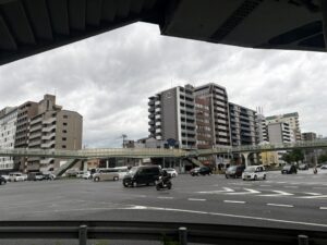 五条堀川の交差点。横断歩道がない
