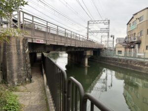 鴨川運河沿い、高架