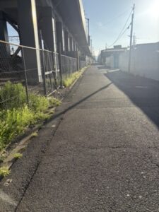 線路と並走する道路|六孫王神社へ向かう