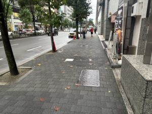 烏丸御池付近の烏丸通。御池通より道幅が狭い