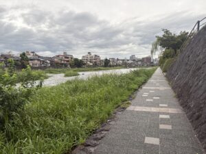 塩小路橋から降りた鴨川の東岸