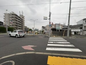 鴨川運河沿い、その向かいの交差点