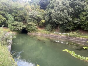 四ノ宮舟溜とトンネルの入口