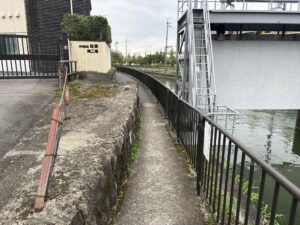 鴨川運河沿い、その先の道