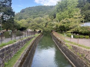 柳山橋から見た四ノ宮舟溜方面の疏水