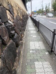 妙法院前の狭い歩道とバス停