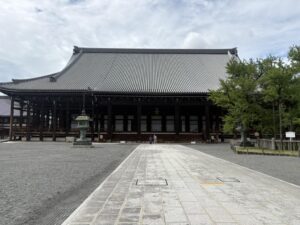 西本願寺の御影堂。国宝の大きな木造のお堂
