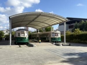 芝生広場前のトイレの向かいに展示された電車