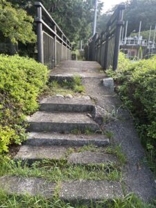 橋へ続く石段