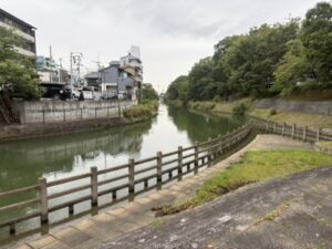 濠川沿い、公園から見た川