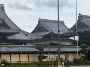 七条堀川の交差点。西本願寺の前