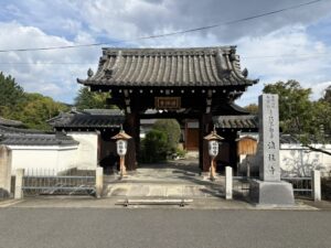 三十三間堂の東にある法住寺の門