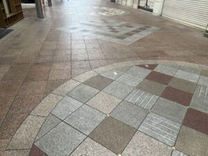 三条名店街の路面(京都のアーケード商店街)