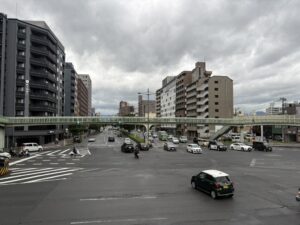 醒泉横断歩道橋から見た堀川通