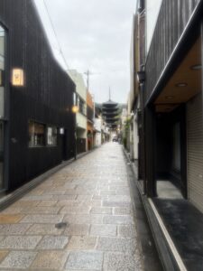 東大路通から見た法観寺(八坂の塔)