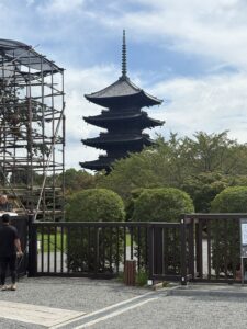 境内から見上げた東寺の五重塔